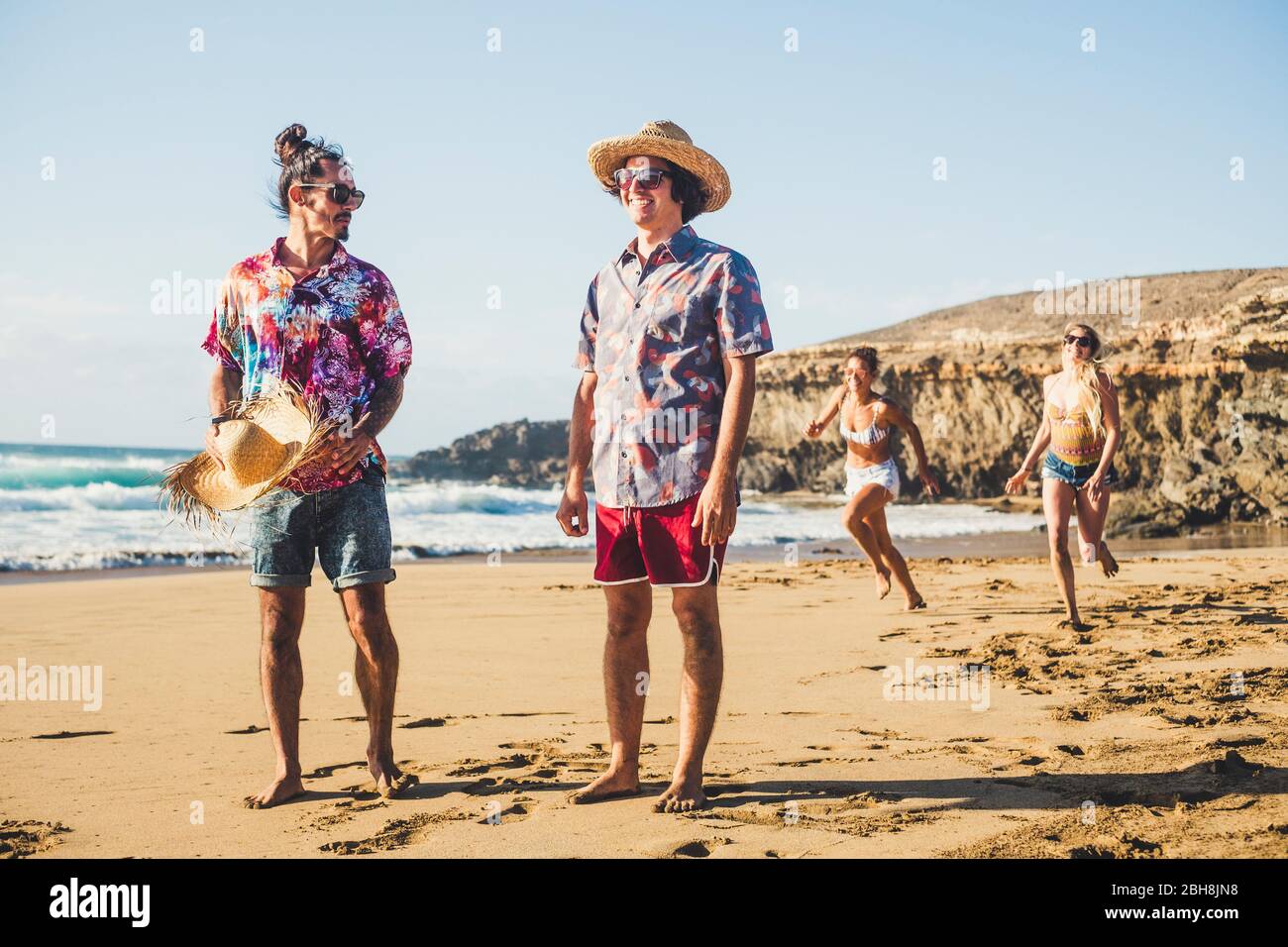 Les Groupes Damis Samusent Ensemble à La Plage Hommes Debout Et Filles Derrière Courir Pour 