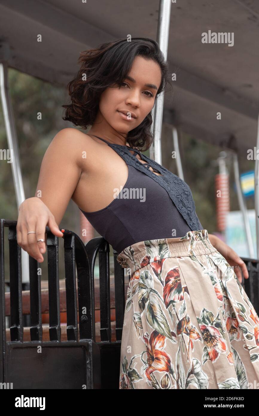 Jeune Femme Mince Brune Latina Avec Des Cheveux Courts Et Des Boucles Debout Dans Un Parc 