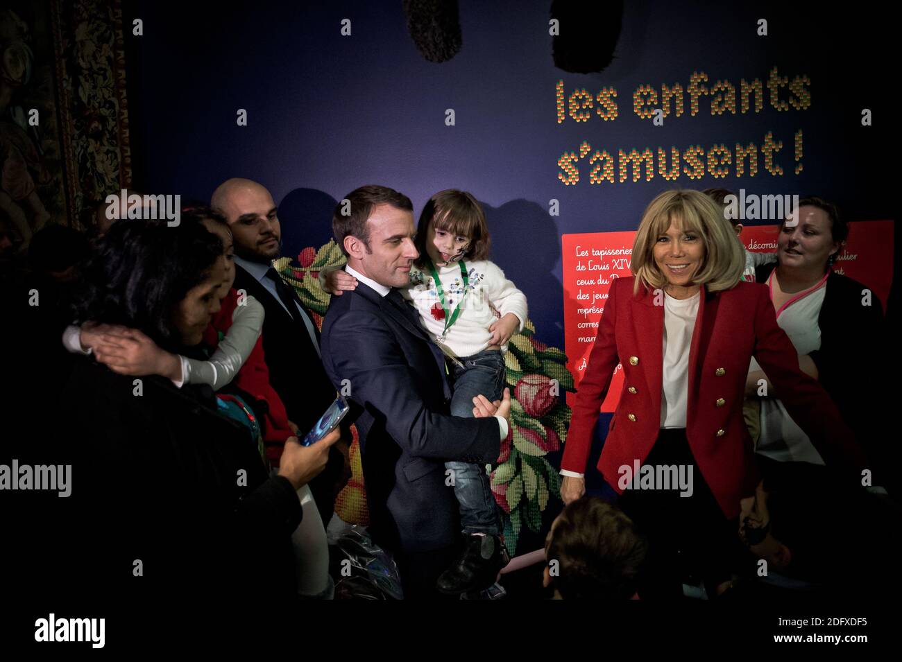 Emmanuel Macron Et Son épouse Brigitte Macron Accueillent Les Enfants Du Personnel De Lelysée à