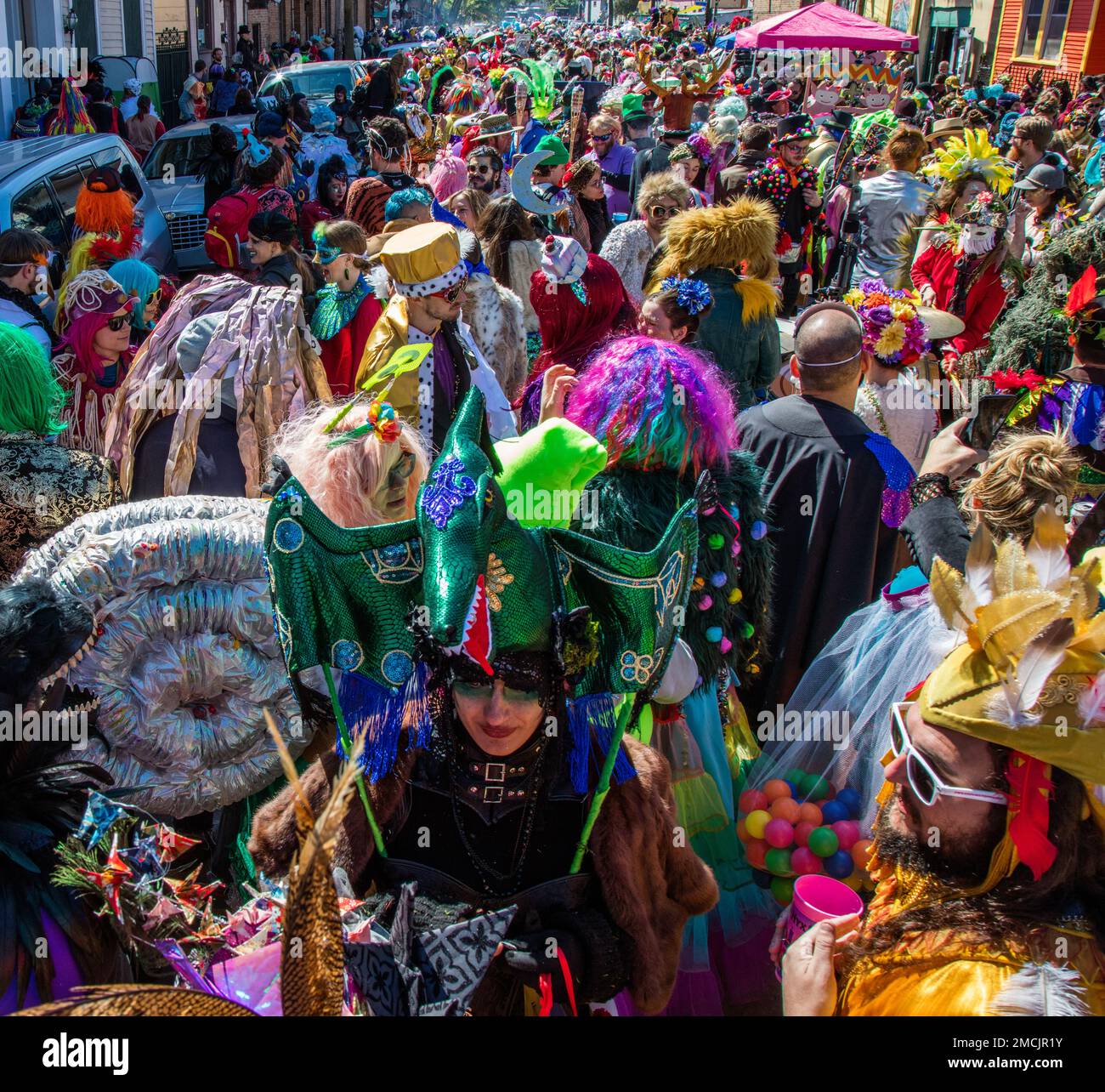 Rues bondées pendant le défilé de marche (Krewe de Sainte Anne) pendant