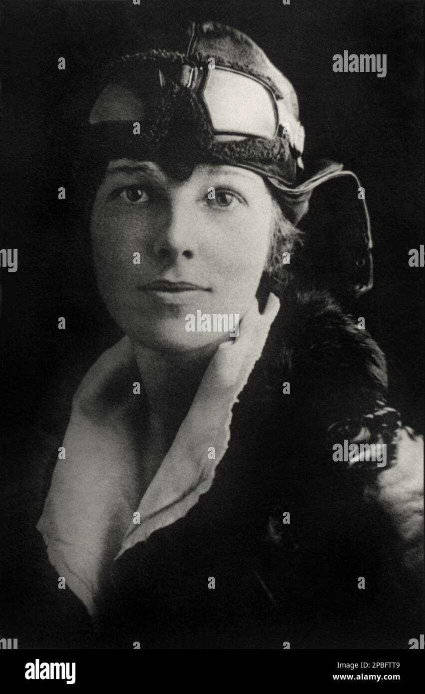 1920 Ca Portrait De La Plus Célèbre Aviatrice Amelia Earhart 1897 1937 Earhart A été 