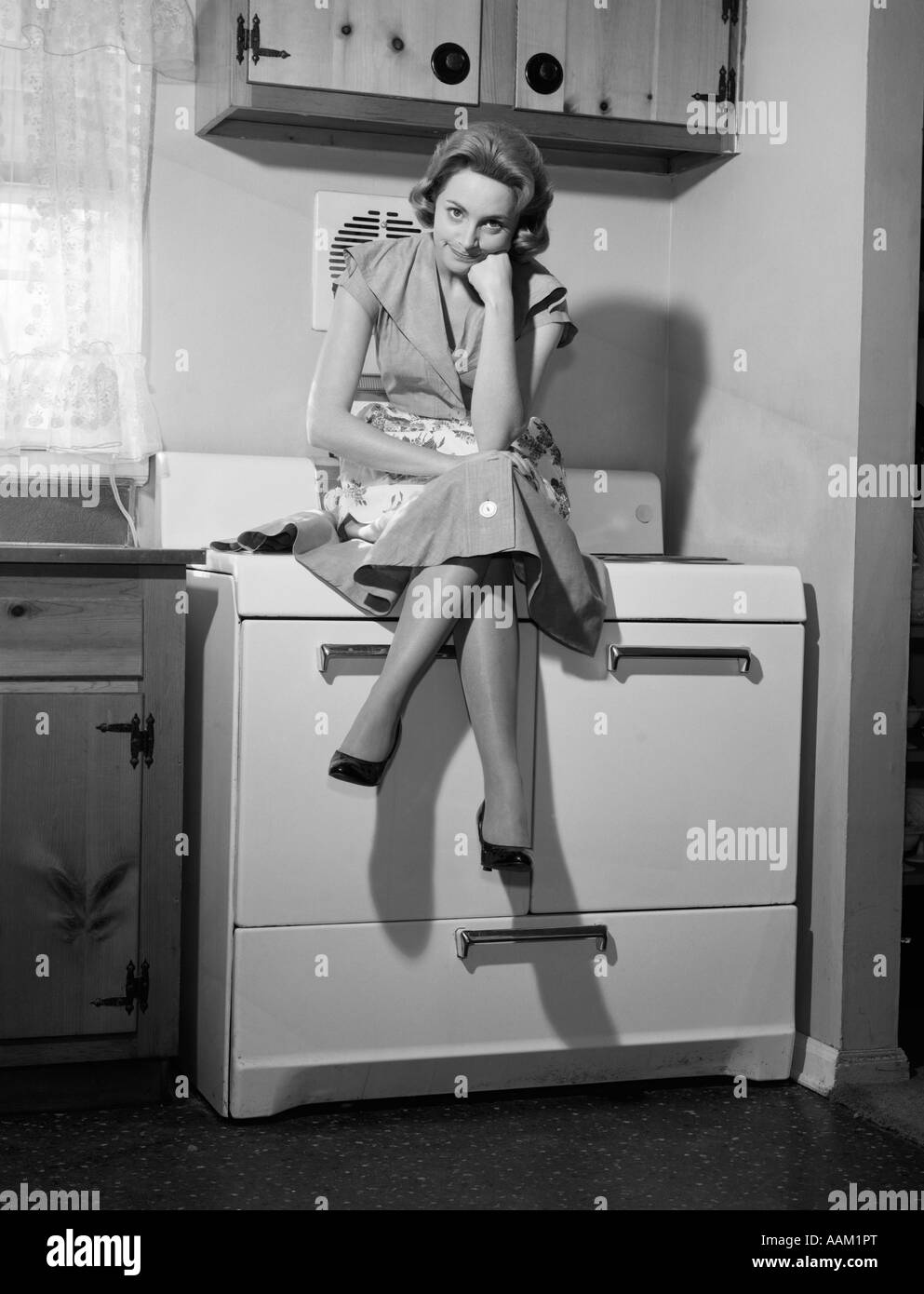 Années 1950 Années 1960 Femme Au Foyer Femme Assise Sur Sur La CuisiniÈre En Colère Contre L 5120