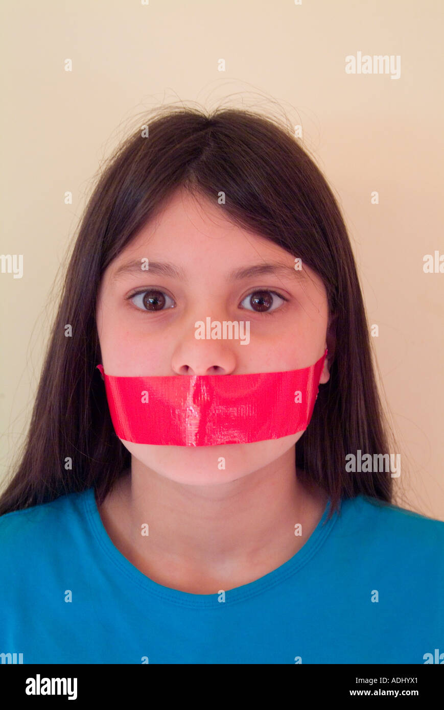 Jeune Fille Avec Du Ruban Adhésif Sur Sa Bouche Photo Stock Alamy 0789