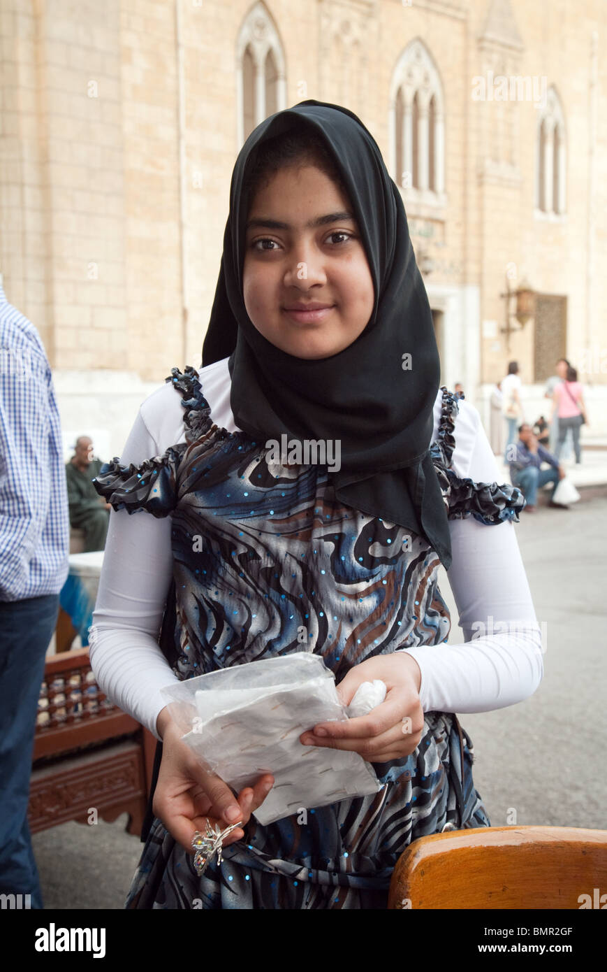 Jeune Fille égyptienne De Vendre Des Souvenirs Aux Touristes Quartier Islamique Le Caire 