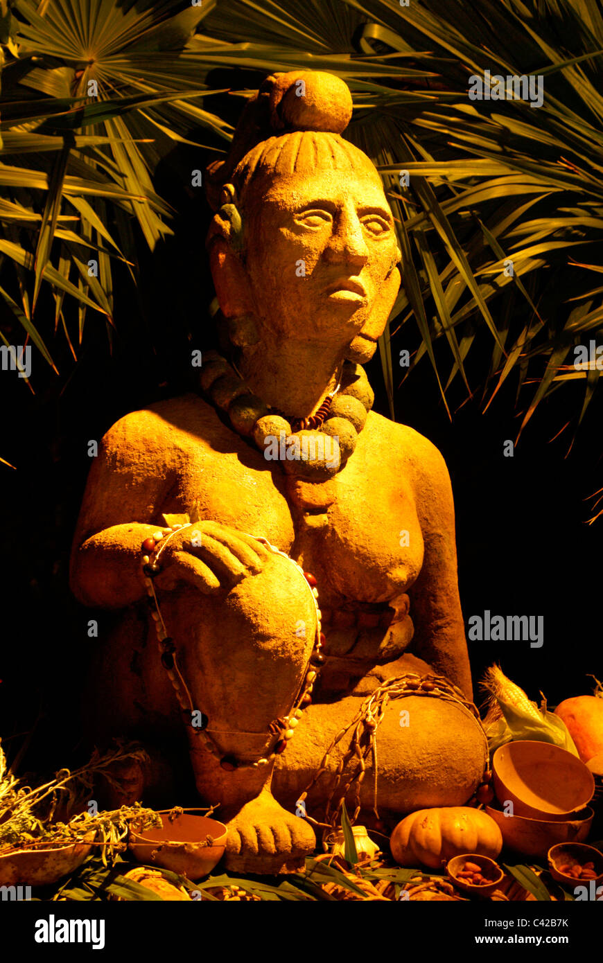 Statue De Ixchel La Déesse De La Lune Et La Fertilité Maya Entouré Doffrandes Xcaret Park 