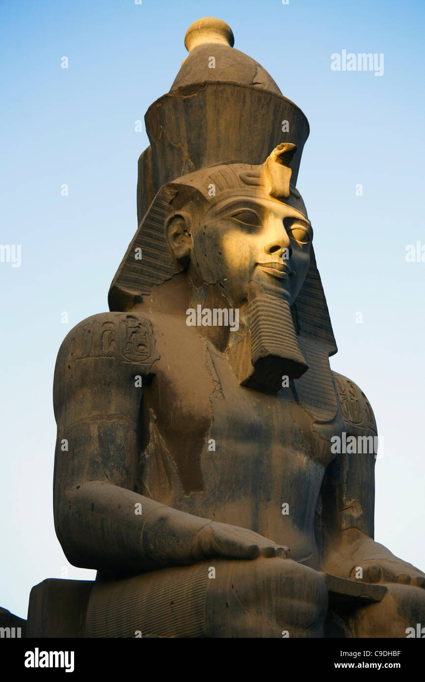 Legypte Luxor Luxor Temple Assis Colossale Statue De Ramsès Ii Au Crépuscule Photo Stock Alamy