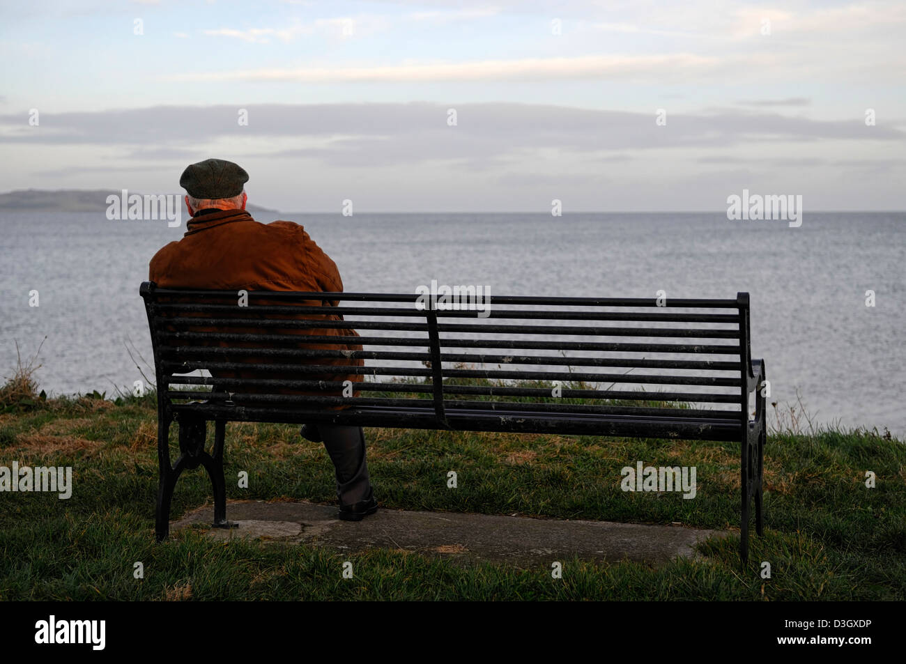 Vieux Homme âgé Lone Seul Seul Sur Propre Banc Assis Assis à Regarder Locéan Mer Pense Que 