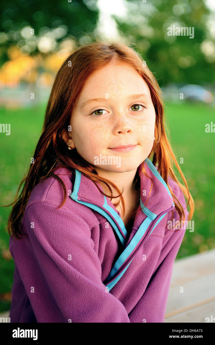 Portrait Dune Belle Jeune Fille Rousse De Huit Ans Avec Des Taches De