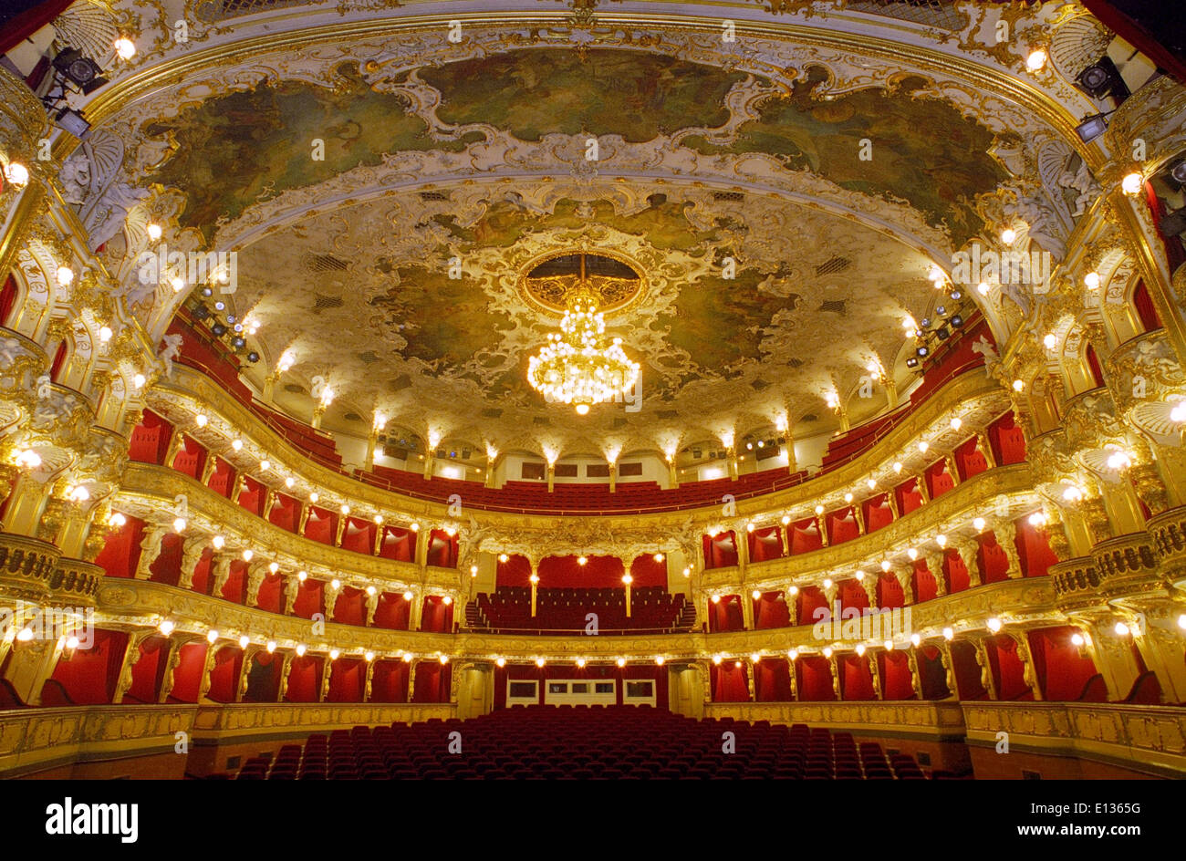 Opera National De Prague L Interieur Vaste Auditorium Opera National De Prague Vue Depuis La Scene Prague Praha Republique Tcheque E1365g 