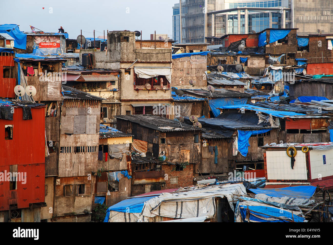 Un Bidonville Aux Maisons Colorées Dans Lest De Bandra Mumbai Inde Photo Stock Alamy 8633