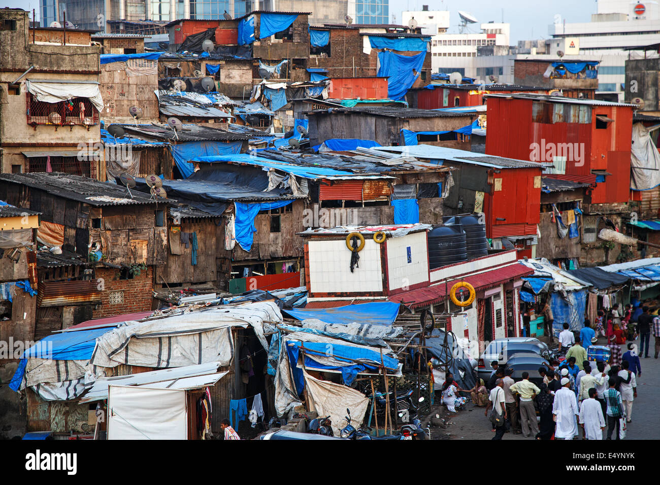 Un Bidonville Aux Maisons Colorées Dans Lest De Bandra Mumbai Inde Photo Stock Alamy 9813