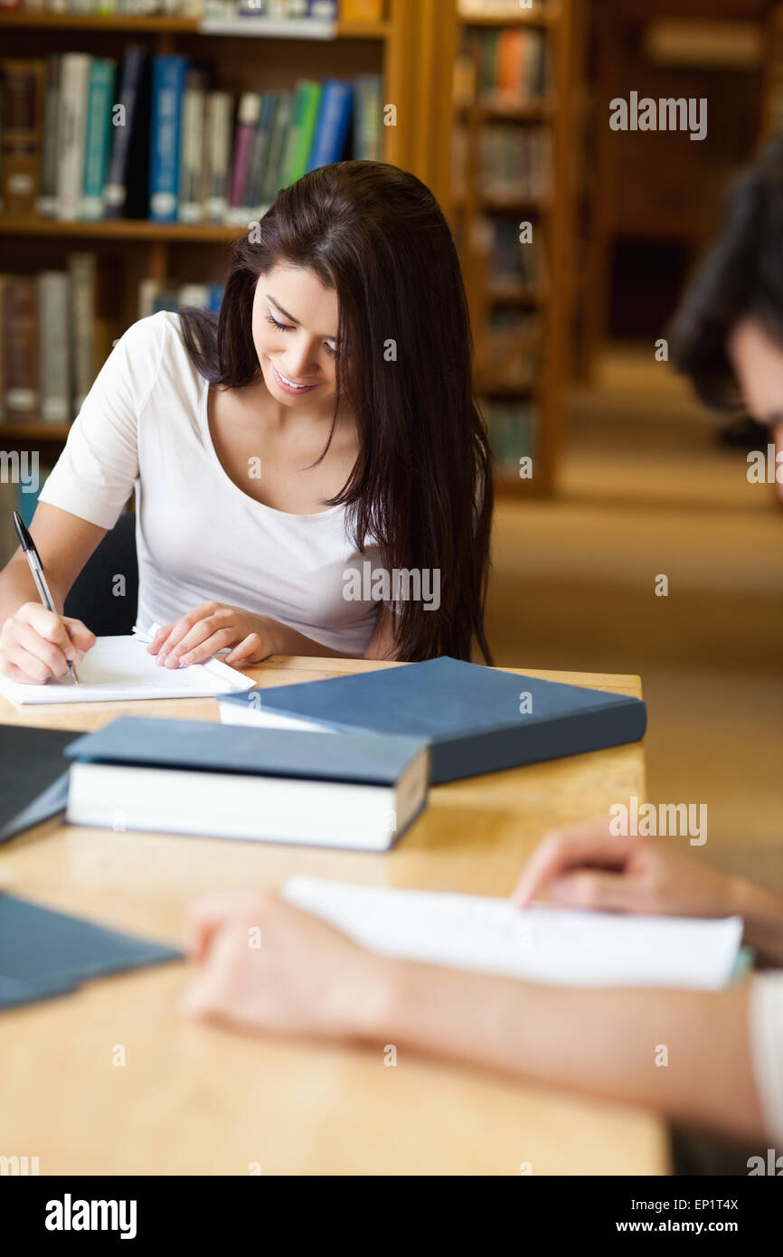 Portrait Dun élève écrit Un Article Photo Stock Alamy 