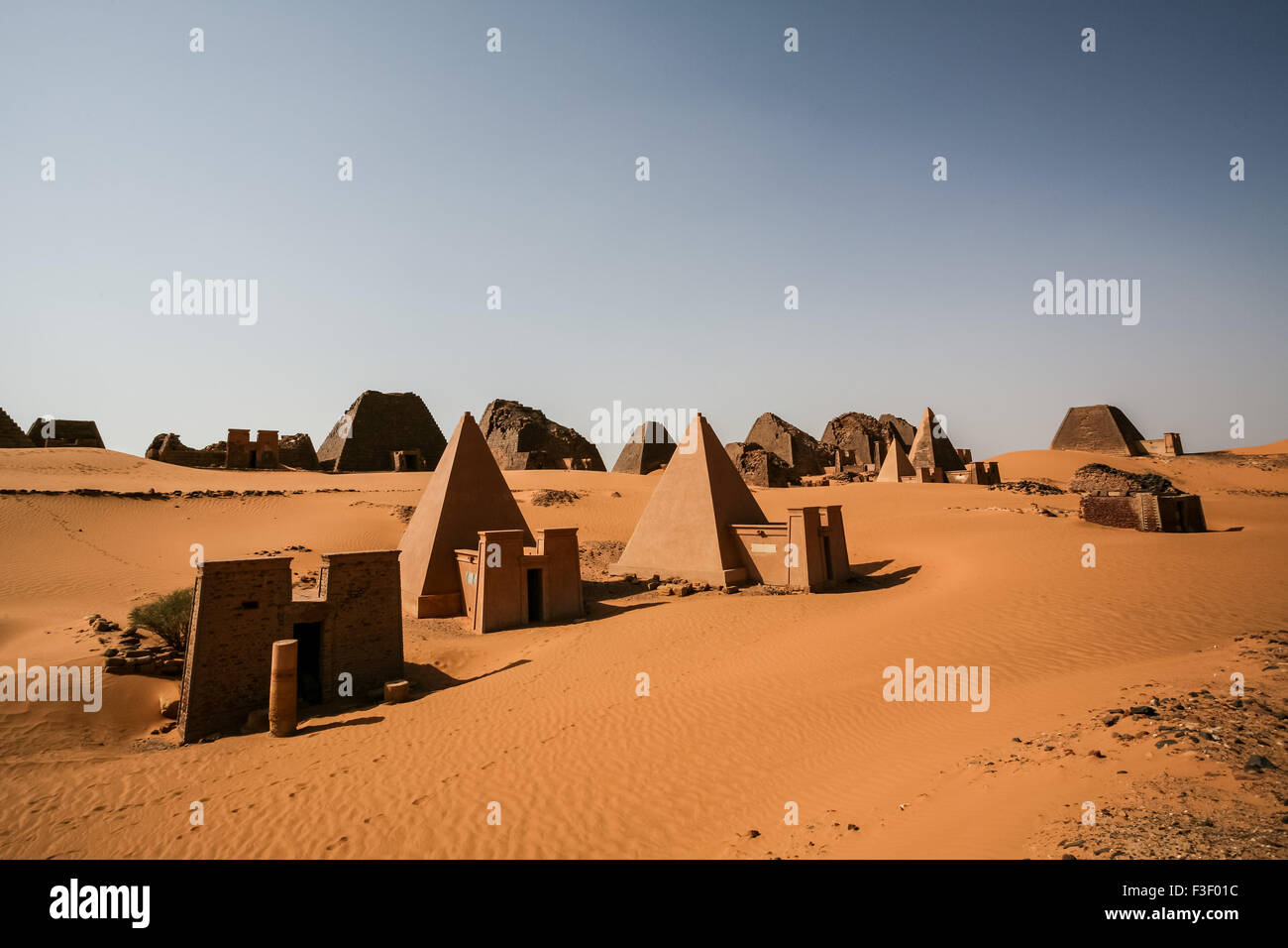 Pyramides De Méroé Dans Le Désert Du Sahara Soudan Photo Stock Alamy 8760