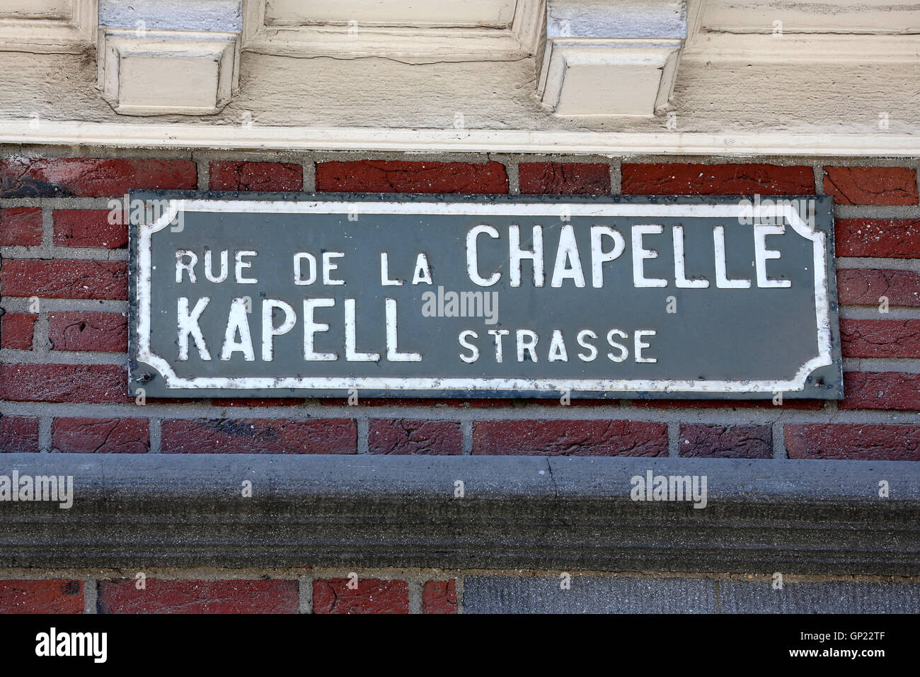 Les Plaques De Rue Bilingue Allemand Et Français Sur Le Bord De La Route à Côté Dun Crucifix 