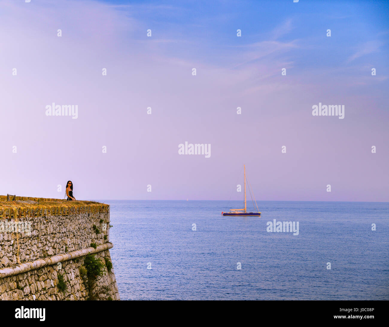 Femme Seule Au Coucher Du Soleil Au Bord De La Mer Antibes Côte Dazur French Riviera France 